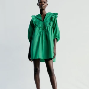 Klänning  - Säljer denna super fina klänning som inte kommer till användning🥰Köpt för 499kr och använd fåtal gånger. Skriv om du är intresserad eller vid fler frågor🥰