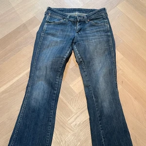 Lågmidjade jeans - Storlek W28 L32, skriv för fler bilder på