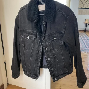 Jeansjacka halvfodrad från ASOS - Fint skick, tvättad. Säljes pga för stor storlek. Passar S/M.