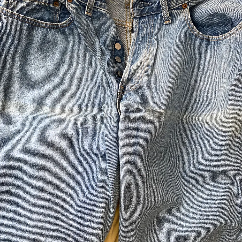 Levis jeans 528 W36 L32. Köpta i usa under 80talet av min farmor. Oanvända med lappar kvar. något större än dagens W36, bra att ha i åtanke. Säljs till lägre pris då de har slitningar i ljumskarna pga varit vikta i 40 år😅, hör av er om funderingar💋. Jeans & Byxor.