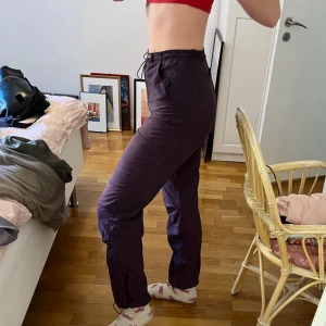 Lila cargos  - Jättesnygga lila cargo/dans byxor med asiatisk text längst benet. Super sköna och heftiga. 