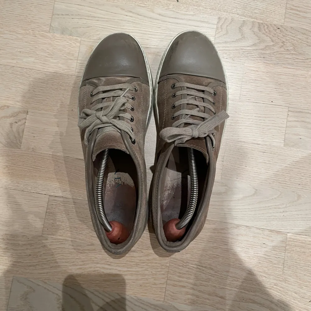Tja! Har ett par fräscha Lanvin skor, skick 8/10 är använda ett par gånger, hör av er om ni har något ni undrar om skorna!. Skor.