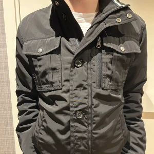 J Lindeberg jacka  - Snygg och trendig field/safari jacka från J.Lindeberg. Jackan är i nyskick (9/10) inga defekter och är enbart använd ett fåtal gånger. En väldigt eftertraktad modell (bailey) . Storlek M. Hör gärna av er vid minsta funderingar  Pris ej hugget