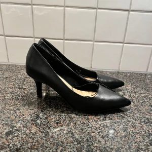 Klackar - Säljer mina helt nya klackar. Aldrig använda🩷