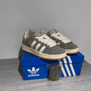 Adidas campus - Säljer dessa super trendiga adidas campus i färgen ”grey white” i storlek 39 1/3! Aldrig använda! Vid frågor och eller funderingar tveka inte på att höra av dig!🤩🔥