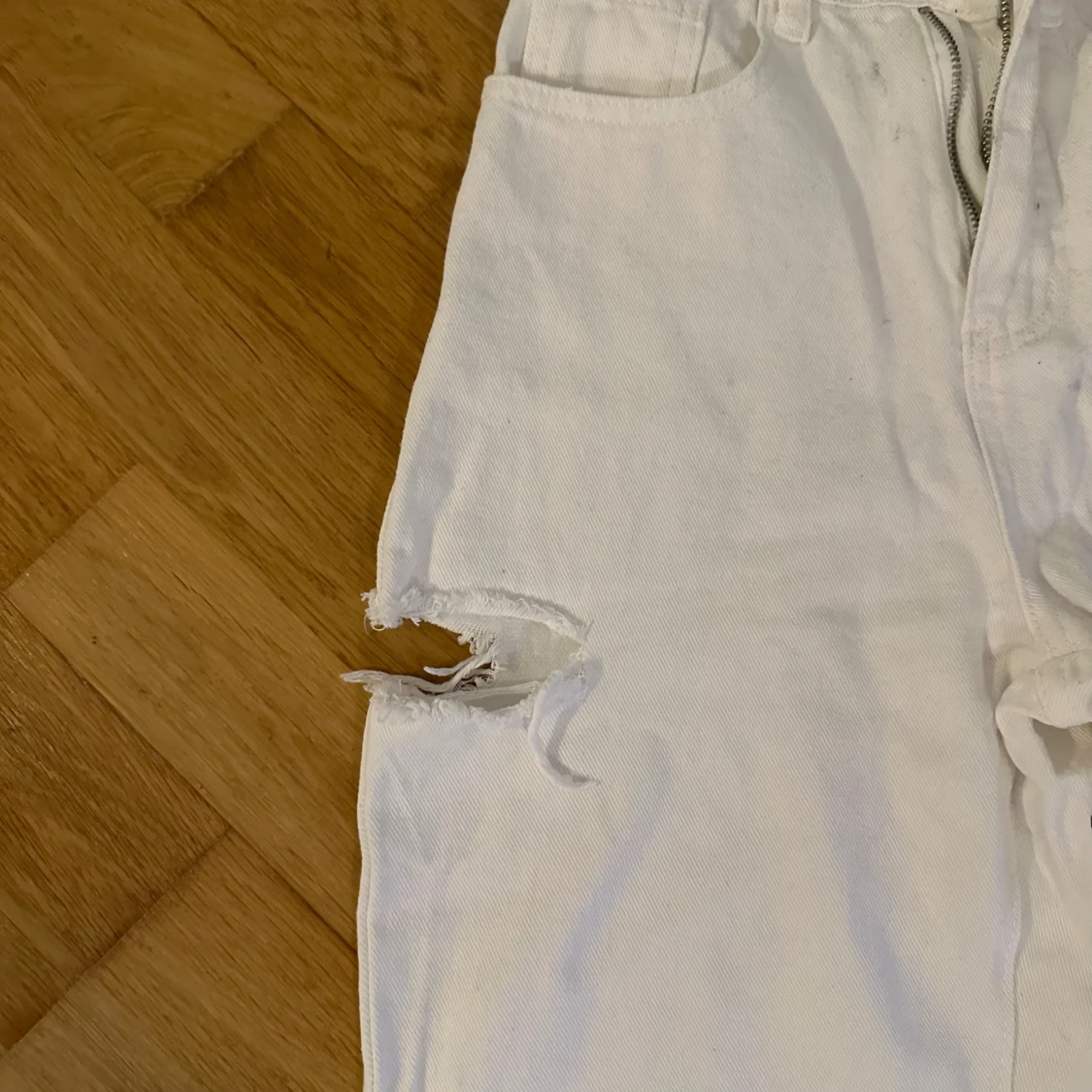 Vita jeans med slitt - 91