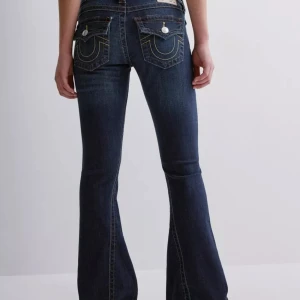 True religion jeans - Super fina lågminjade jeans! Säljer mina älskade jeans för de har blivit för korta för mig jag är runt 175  Dom är såklart äkta💕 Nypris 1700 säljer för 900  Skriv till mig för mer bilder