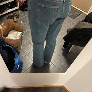 Levis jeans vintage  W 30 men passar mig som vanligtvis har 27! Längd 32. Modell 584 Pris 350kr Köparen står för frakt☺️
