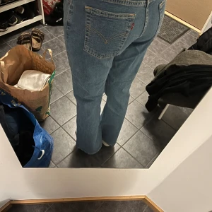 Levis jeans - Levis jeans vintage  W 30 men passar mig som vanligtvis har 27! Längd 32. Modell 584 Pris 350kr Köparen står för frakt☺️