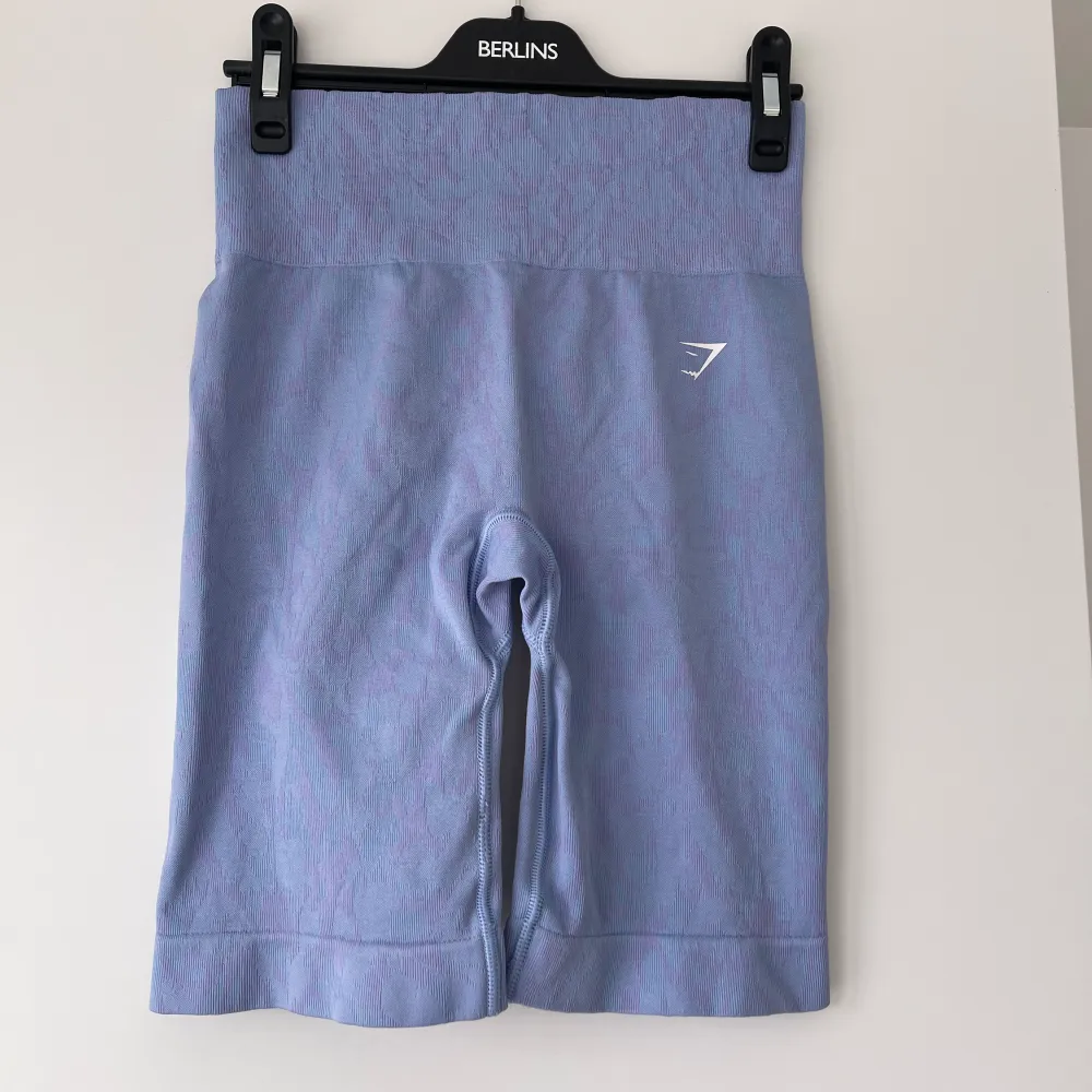 Blå/lila shorts från gymshark i fint skick!🩵💜. Shorts.