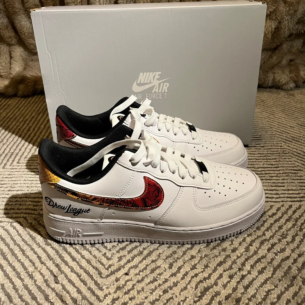 Säljer mina oanvända limited edition air force 1 drew league som jag köpte i usa för något år sen. De är riktigt feta, sällsynta skor och är perfekta för varmt väder 🤩🌴. Storleken på dem är EU 42.5. Dem här kommer du aldrig se igen så tveka inte! . Skor.