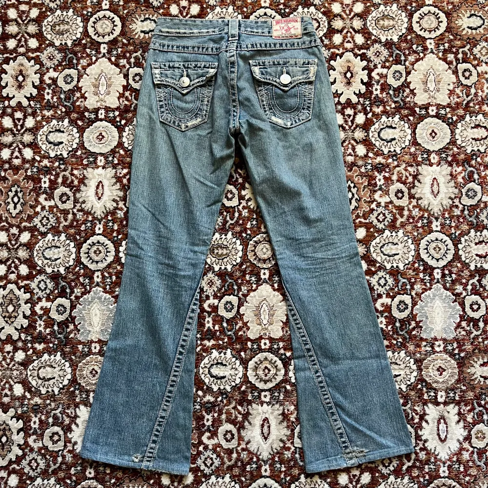 Vintage Condition  Size: 26 / Small  Rise: approx. 22cm  Inseam: approx. 75cm Waist: approx. 37cm  Thigh width: approx. 22cm  Hem width: approx. 23cm . Jeans & Byxor.