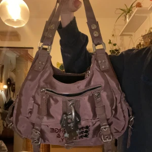 George Gina & Lucy väska  - Jättebra skick, köpte secondhand för ca 700kr. Priset är diskuterbart, har du några frågor är det bara att skriva🫶 Skriv om du vill mötas upp så får jag se om det passar:)