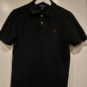 Polo pike 12/Y  - Säljer min polo pike 😊 Köpt för 1099kr mitt pris 300kr. Fint skick !