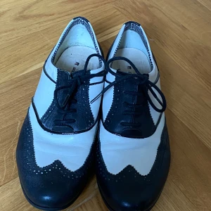 Svartvita stäpp skor - Lite gamla men fina