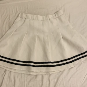 Vit kjol - Säljer en vit kjol med linjer som aldrig kom till användning💕 skriv om ni har frågor och pris går definitivt att diskutera💕