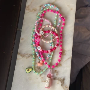 Arm/halsband - Gå in och köp mina arm och halsband. Halsband kostar 10kr armband 5kr. Jag kan göra flera stycken i olika färger och storlekar.