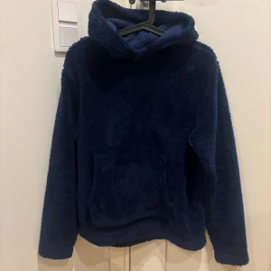 Hoodie  - Hoodie med teddy över hela, jättemysig, använd 2 gånger