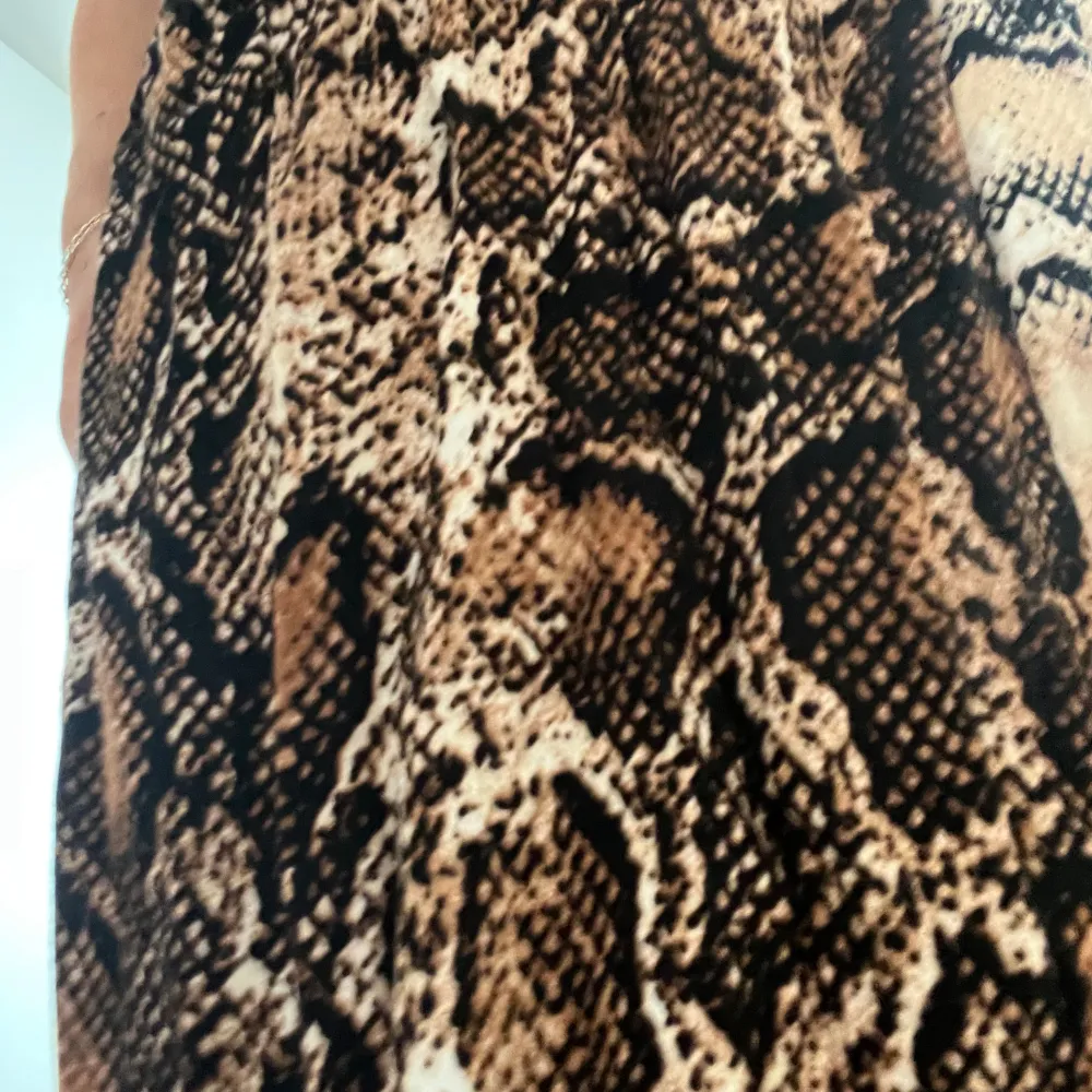Lång kjol/maxikjol med leopardmönster passar folk upp till 180  cm atretching och kan passa från xs-L luftig och bekväm perfekt i värmen! Kan användas som klänning beroende på vilket mood man är i . Kjolar.