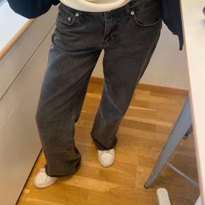 Jeans i fint skick med låg midja och vida ben 