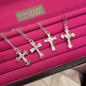 Korshalsband (olika sorter) - Självgjorda halsband💗 59kr/styck (Fast pris) Kan fixa frakt genom post (postnord) för 18kr💗💗säg till innan du köper💗