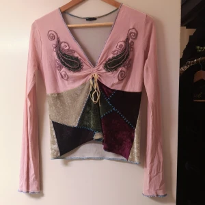 Malawi & Co Topp strl 42 - Söt topp som tyvärr inte passar mig med liten byst. Det fanns ett hål i tyget som jag lagade - det är med på sista bilden, jag tror inte det syns om man inte vet att det är där. Kan mäta vid intresse. Nog bäst att handtvätta. 