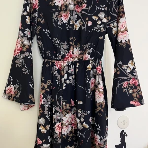 Klänning - Aldrig använd, men ändå tvättad.