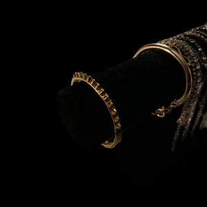 Peak Bangle armband - Helt oanvänd armband från edblad, jag säljer för den ej kommer till användning då jag föredrar silver 💕 nypris 599kr men säljer för 399 men kan tänka mig att gå ner i pris lite!