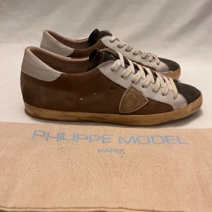 Philippe Model skor  - Riktigt schyssta Philippe model i Storlek 44 EU | Nypris: 3611kr | Vårt pris: 1499kr | Skick: 8,5/10 liten defekt under skorna men inget som märks Skor och dustbag medföljer