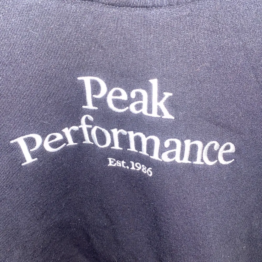 Tja, säljer en peak performance tröja då den är liten. Gott skick. Hoodies.
