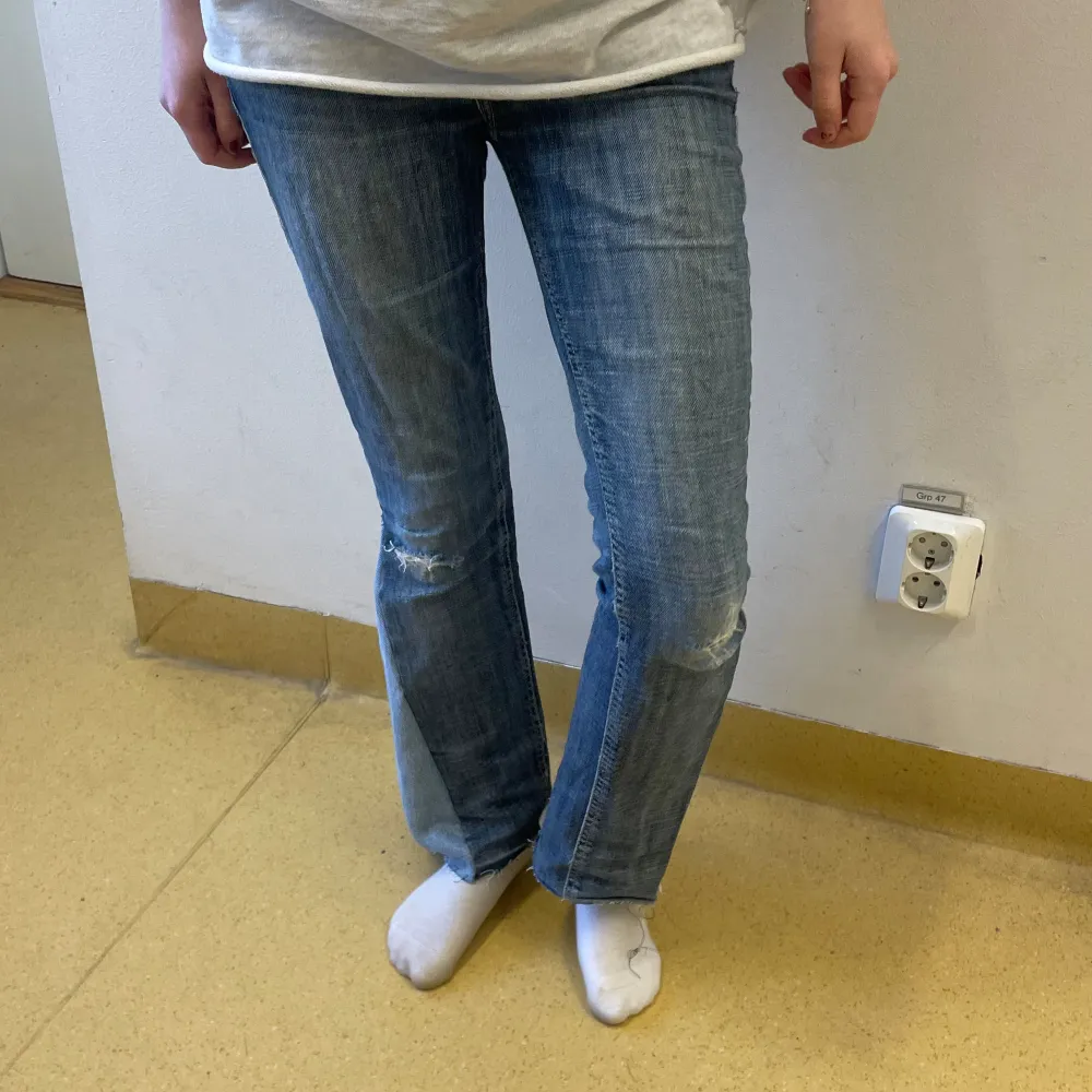 Lågmidjade jeans med annan färg på bootcuten. Tjejen på bilden är 165 cm som referens. . Jeans & Byxor.