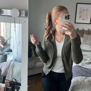 Kofta - Säljer denna gröna kofta som är använd max 3 gånger. Den ser helt oanvänd ut. Den är från lager 157 och är i storlek S. 50kr + frakt.