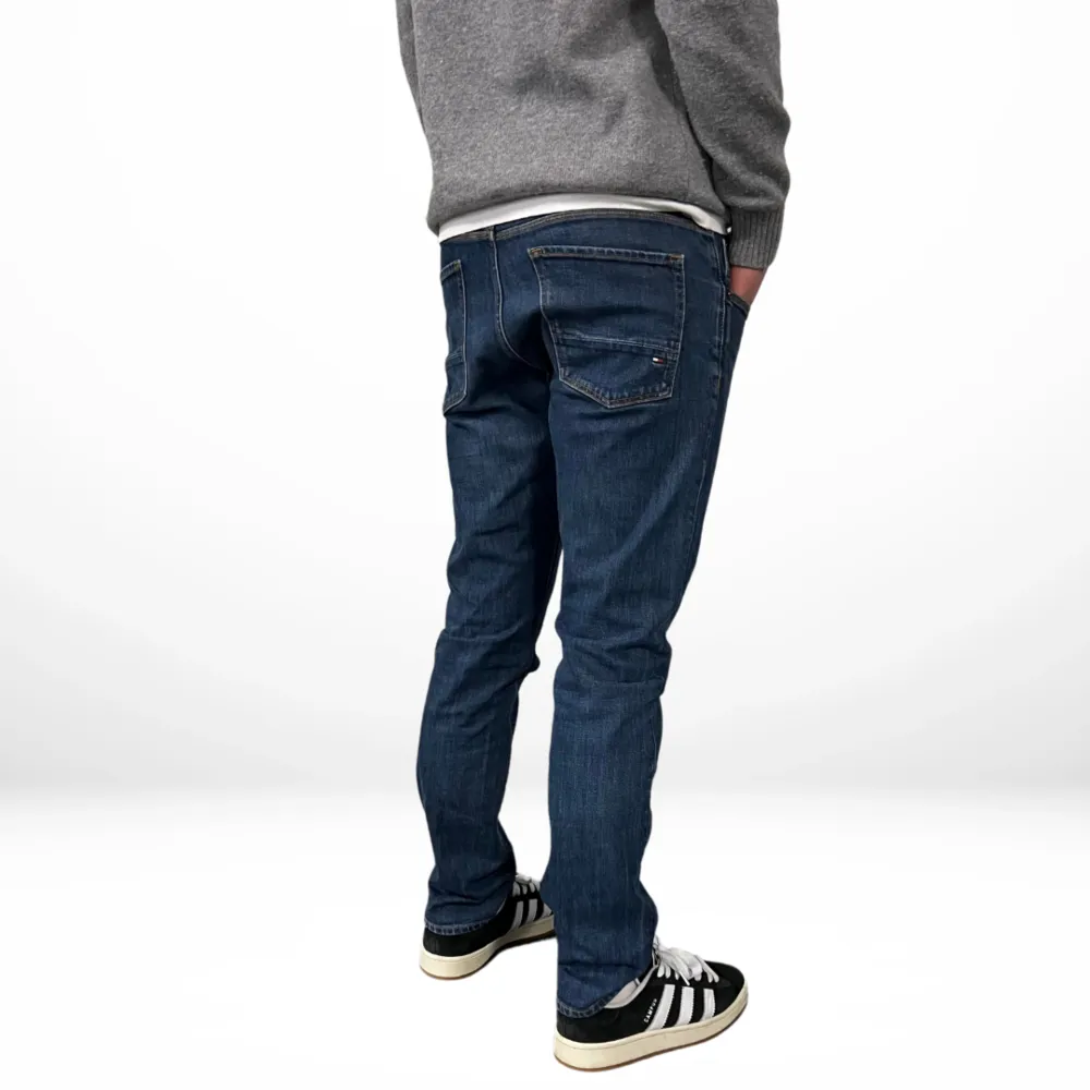 Vi säljer ett par Tommy Hilfiger jeans i färgen mörk blå. Jeans har en bra passform i storleken 32/32, dem är sparsamt använda!  Vi har gått igenom jeansen noggrant och dem är i fint skick.  skick skala 9/10. Jeans & Byxor.