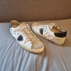 Philippe model - Sjukt feta philippe model i strl 42. Sjukt ovanlig modell som ej går att få tag på nya. Desvärre inget OG. Byten mot andra skor i strl. 42 är absolut vid intresse! Vid frågor eller fler bilder är det bara att skriva. //Kba_Closet 