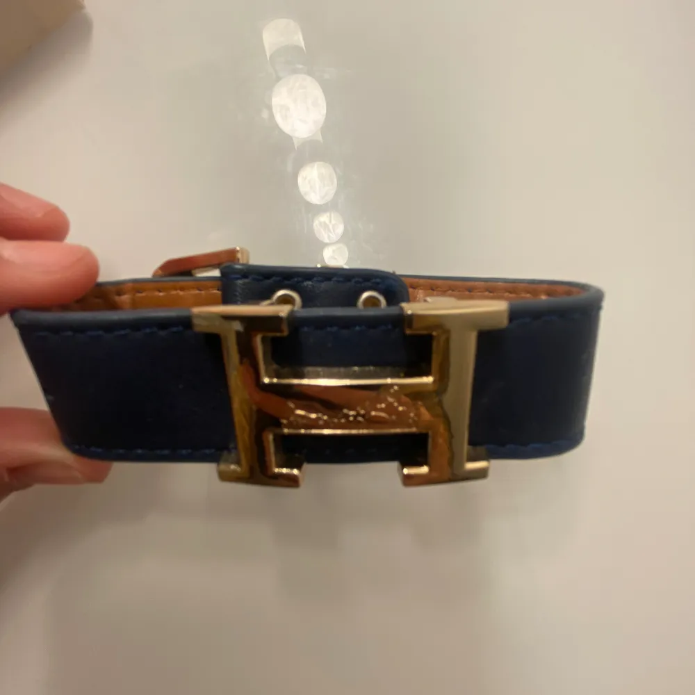 säljer mitt hermes liknade armband i mörkblått! skriv vid intresse🥰 inget täcken på användning. Accessoarer.