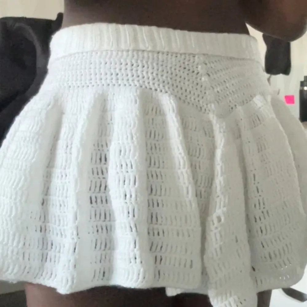 Crochet short ruffle skirt with adjustable waistband. . Kjolar.