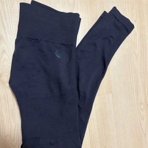 Lazulilabel tights - Säljer dessa leggins då de blivit för små för mig, använd enstaka gånger, som i nyskick!🫶🏻 Mörkgrå/ Mörkblå  https://www.lazulilabel.com/products/scrunch-sculpt-ribbed-contour-leggings-charcoal-grey?country=SE&variant=44925371023648