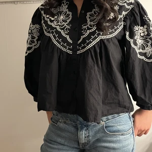 Blus - Sommarblus. Hon som bär den är 159 cm lång och har vanligtvis xs-s på tröjor