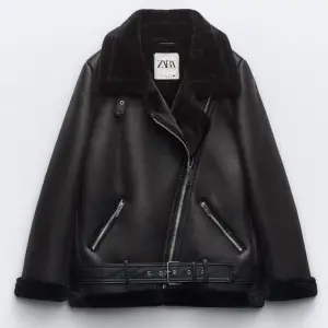 Säljer min jacka köpt från Zara för 1195 kr, säljer för 499 kr. Aldrig använt och prislappen är fortfarande kvar. Den är i bra skick! 💕