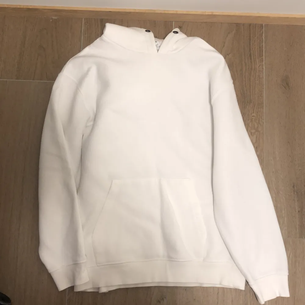 En vit hoodie från Zara. Mycket fint skick och sparsamt använd. . Hoodies.