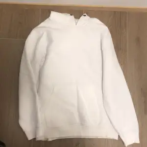 En vit hoodie från Zara. Mycket fint skick och sparsamt använd. 