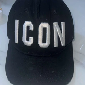 DSQUARED2 KEPS - Den hära DSQUARED2 kepsen är i bra skick 7/10 lite använd. Jag vill bara bli av med den. Kan diskuteras om pris. Kan byta plagg ochså