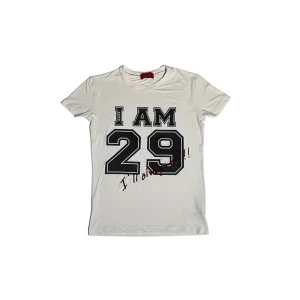 Hugo Boss "I AM 29" - Sportig HUGO BOSS tröja som är i toppskick. Den är i storlek S men passar både M och XS men det beror på. Hör av er vid fundering