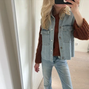 Jeansväst - Supersnygg jeansväst från h&m, sparsamt använd 
