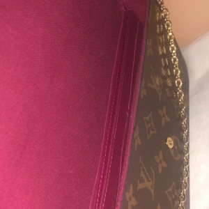 Louis Vuitton Pochette Félicie - Köpt förra året i Louis vuitton, Stockholm och har används ett fåtal gånger.  Väskan är forfarande i bra skick då den bevarats i paketet, samt att plånbokshållaren aldrig använts .   väskan kommer med äktbevis med kod Originalpris 14500 utpris 11500