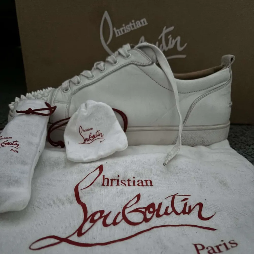 Tjena! Jag säljer ett par vita Christian Louboutin skor! De är självklart äkta och de finns bevis på de. Allt og fås med o de är i grymt skick! Skriv om ni har några frågor eller funderingar 👍🤩. Skor.
