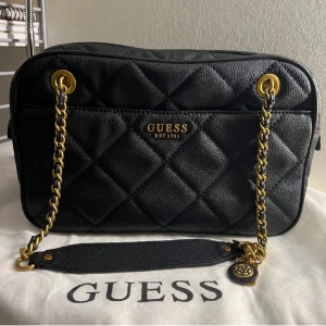 Guess handväska  - En jätte ny Guess handväska som tyvärr inte kommer till användning. Köpt för 1450kr och säljs för mer än 50% mindre; 700kr. Priset går o sänkas en hel del vid snabb affär💗
