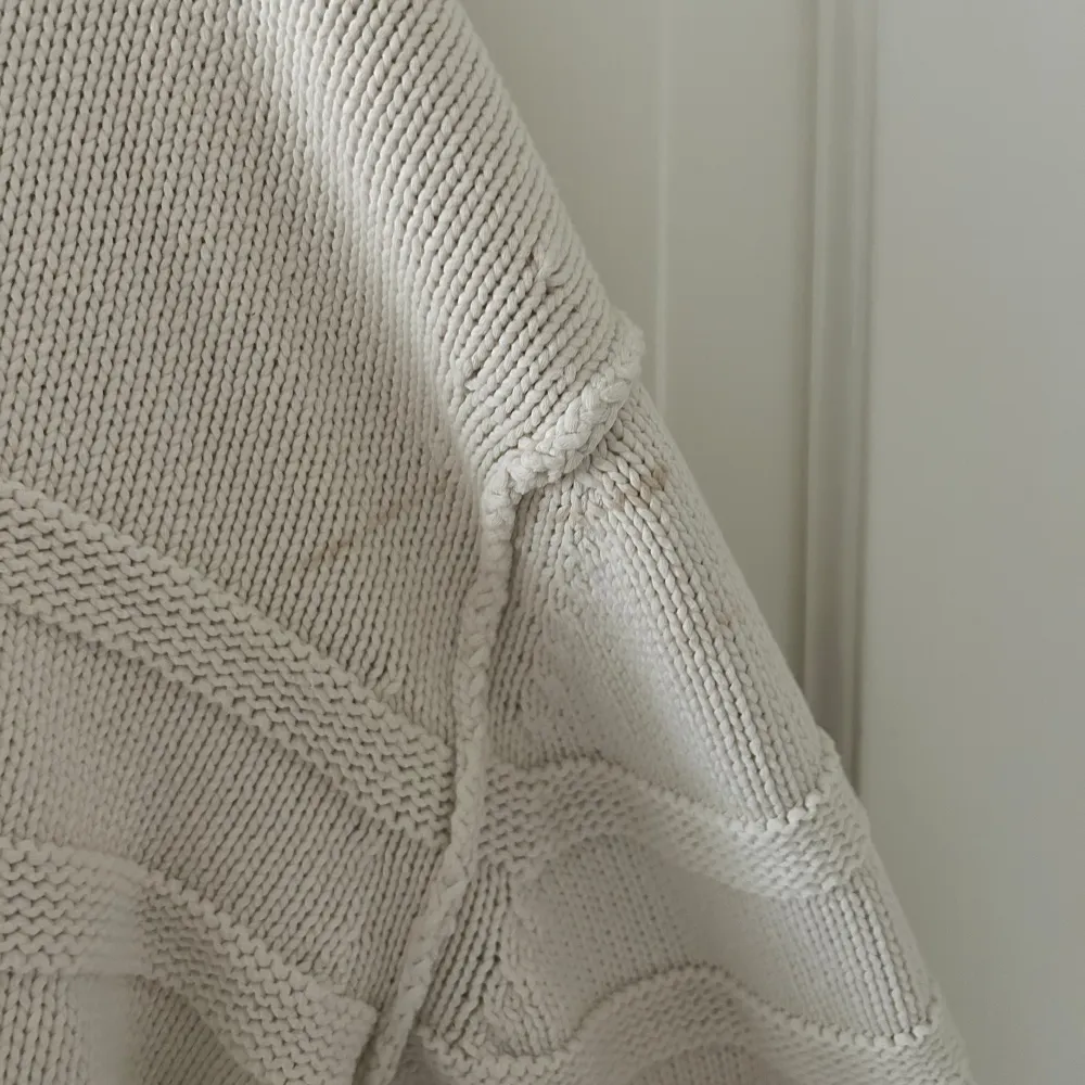 Superfin stickad tröja från Dagmar i storlek M! Tröjan har några små fläckar på axeln (bild 3), därav priset! Annars är tröjan i bra skick❤️. Stickat.