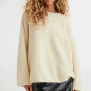 Stickad tröja  - Säljer denna så snygga tröja från H&M!