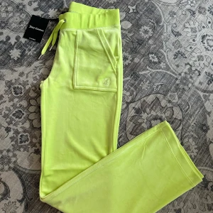 Ny juicy track pants  - Storlek small!  Köpta från Nelly!  Orderbekräftelse finns för garantera äkthet! Endast prövade! 